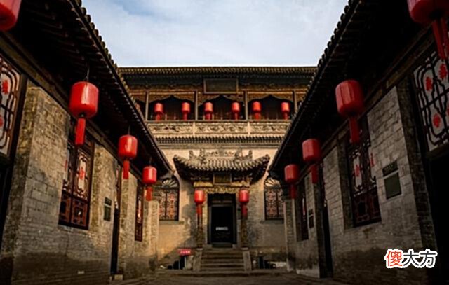 【历史故事】日军洗劫乔家大院,意外发现门口悬挂一物,脸色骤变下令返回