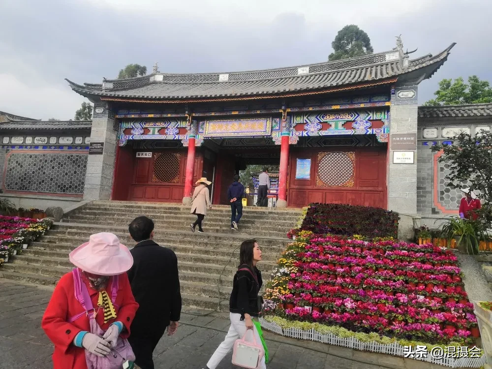 他是谁？大理古城巨大的金色士兵雕像，会是抗战时的赴缅远征军吗？