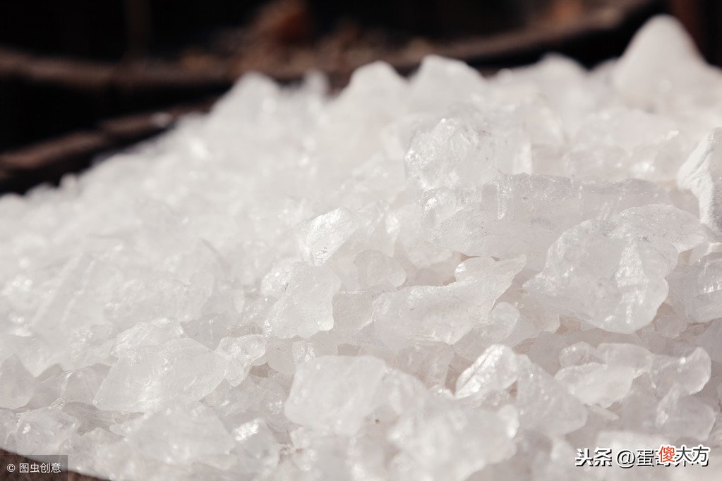 养鸡秘诀：老兽医留下的白矾三个巧用方，养鸡人收藏一下吧！