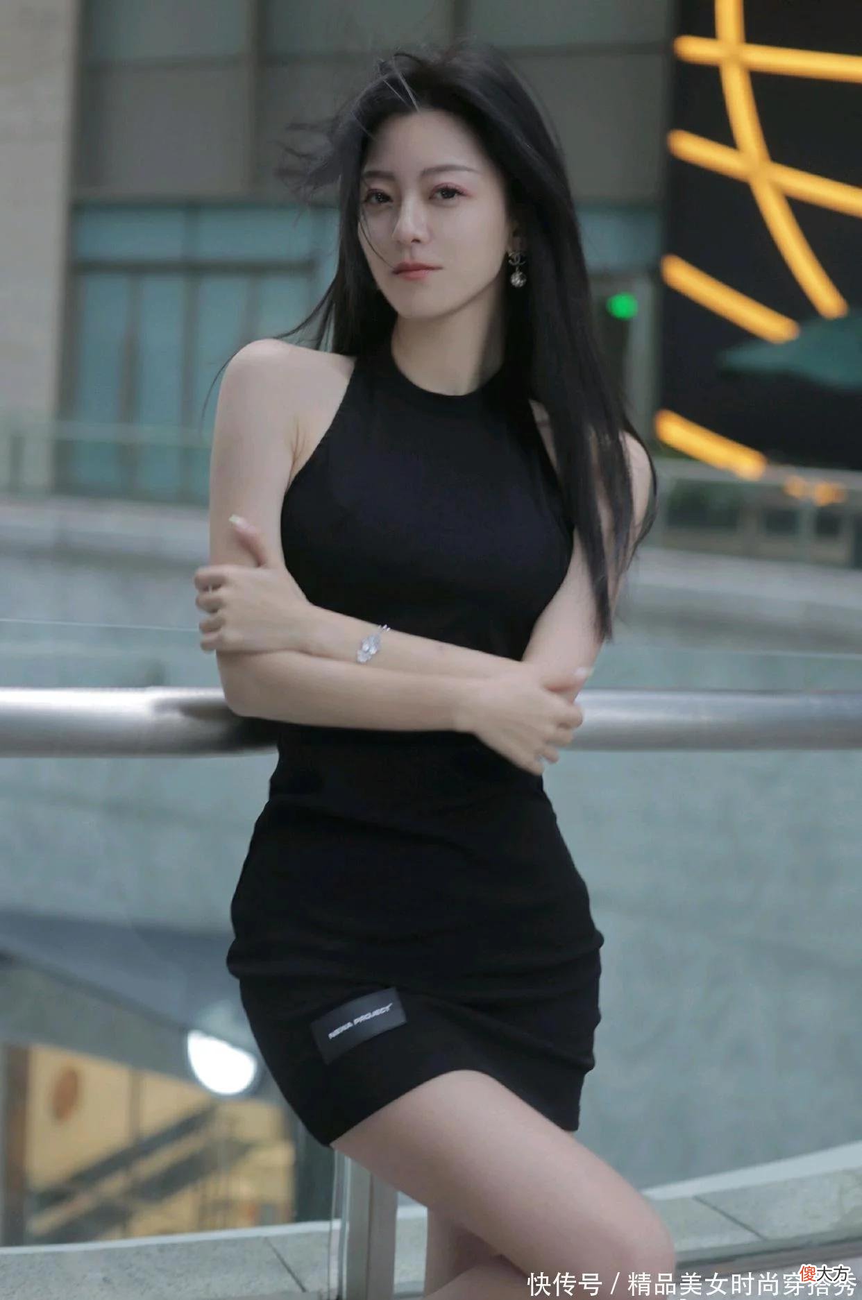 【就爱时尚】一件黑色无袖吊脖裙，尽显女性成熟美，性感不妖娆。