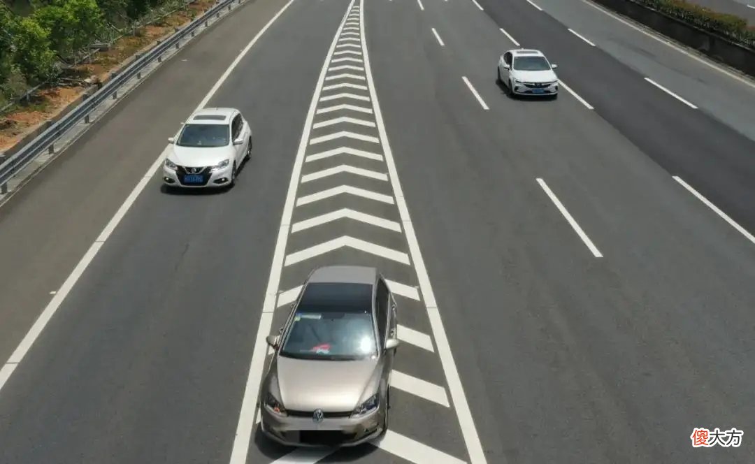 都设置在高速公路的危险地带 最危险的高速路段