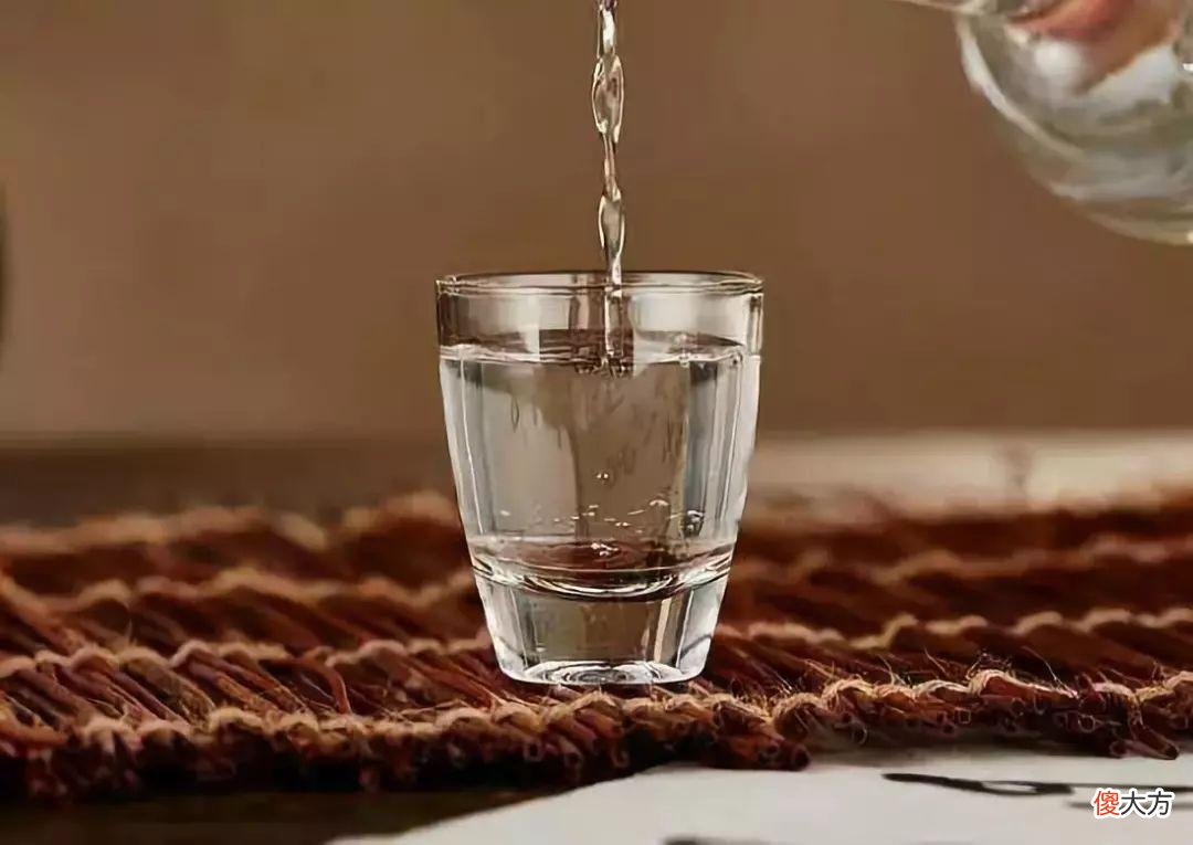 一杯白酒相当于多少啤酒 一小杯白酒相当于多少啤酒