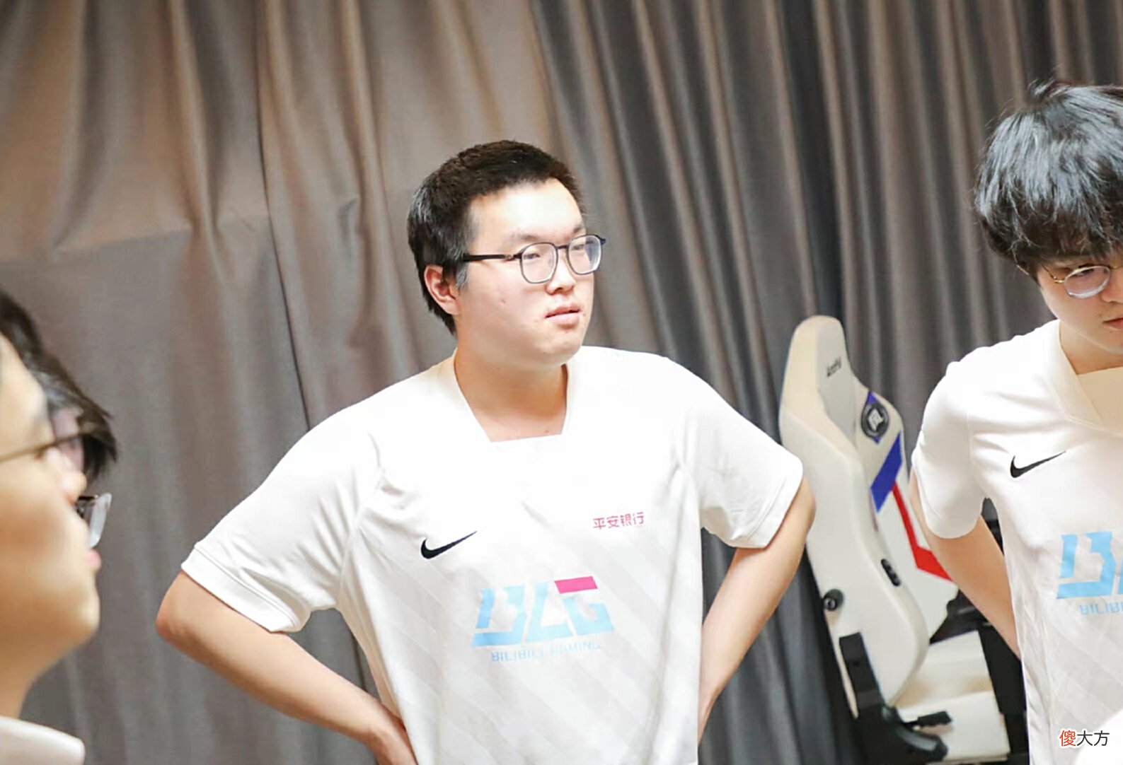 【游戏世界】刘青松韩服改ID，单排把把都是负战绩，张嘉文直言：BLG低走开局