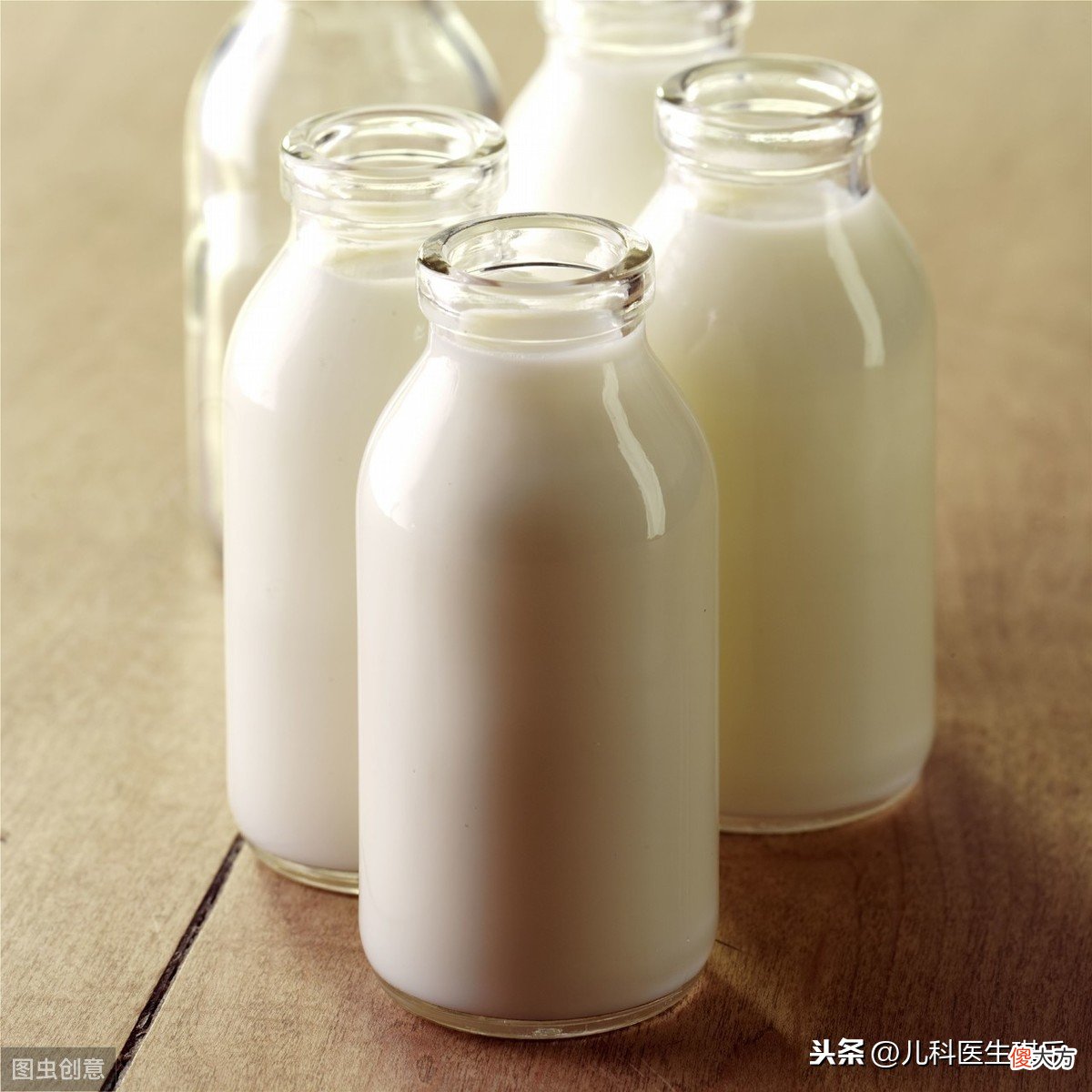 牛奶放置一会儿后出现奶皮能不能喝 热牛奶后会形成一层奶皮奶瓶应不应该吃