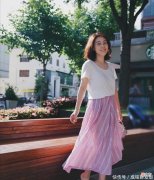 【时尚一点】夏季最受欢迎的单品还是T恤！记住这四组穿衣公式，简约优雅得体