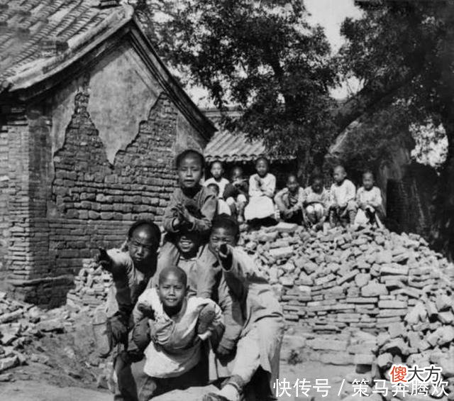 【爱历史】晚清老照片“头悬梁”读书学习的富家公子，图3抽烟卷的农民工！