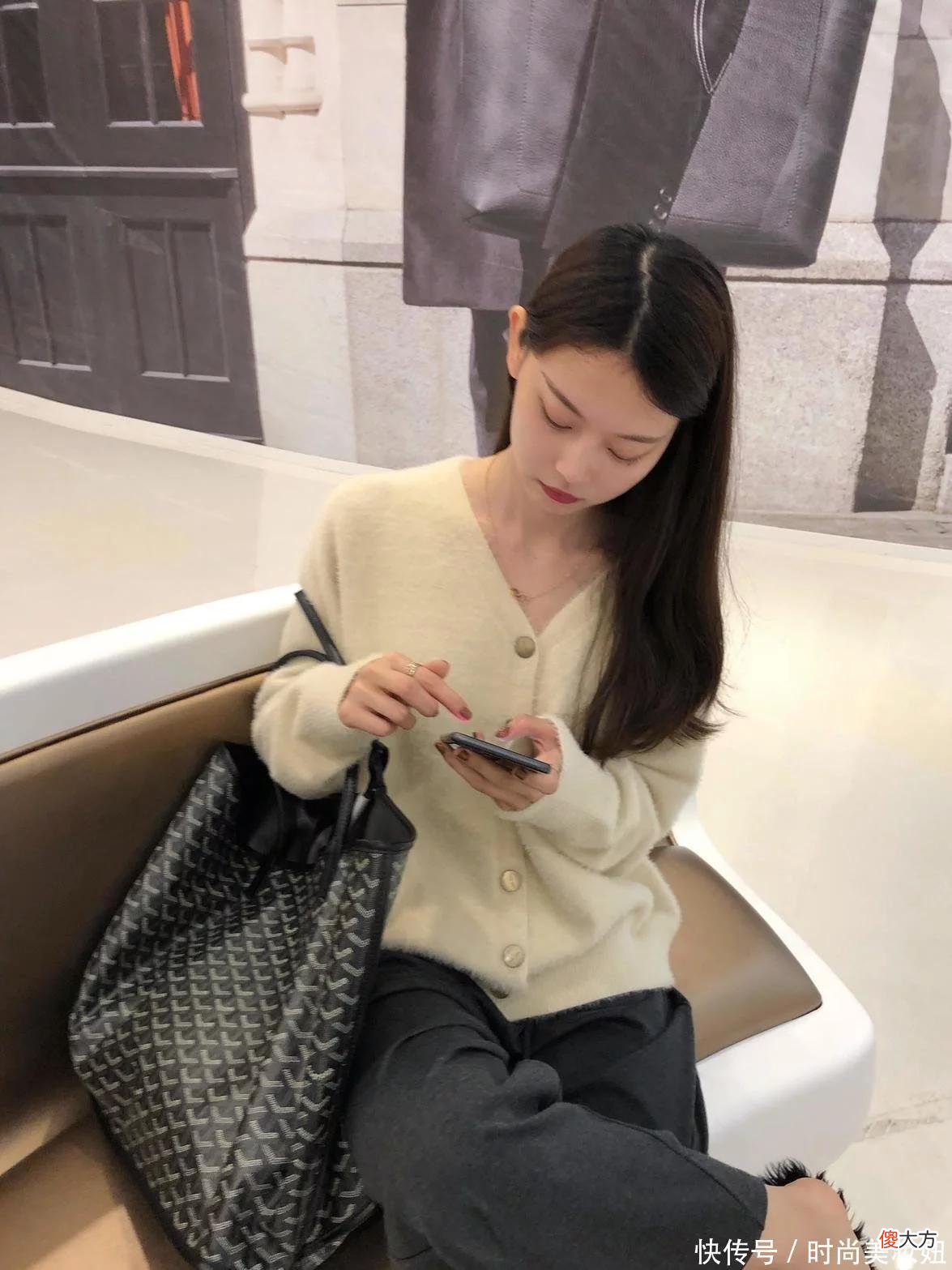【时尚一点】袁珊珊身材真好，米色v领毛衣搭配黑色皮裤很时髦，气场好强