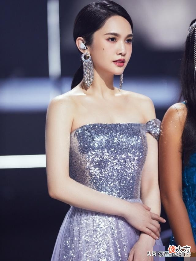 浪姐总决赛的舞台上获奖的奖杯可真的太丑了，是湖南卫视出品吗？远远望过去像是蓝精灵