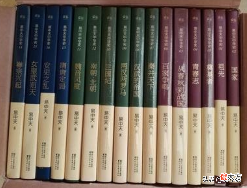 一次，易中天的讲座刚结束，一个观众突然质问，为什么大人物一般都坐在前排