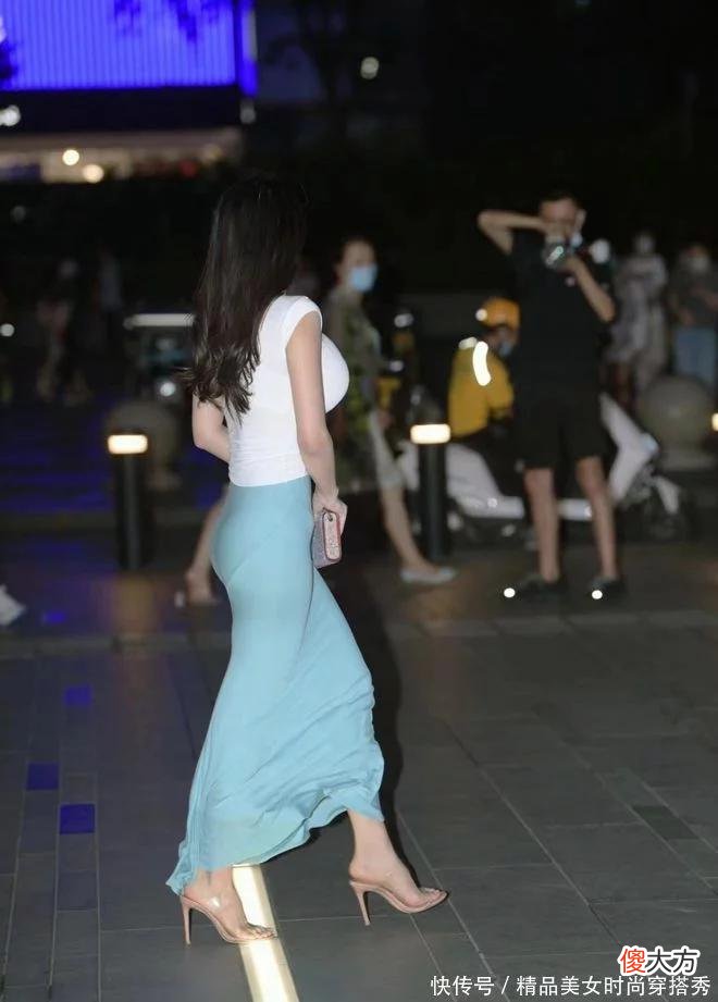 【就爱时尚】白色上衣搭配蓝色半裙，波涛汹涌，带出时尚大气的感觉！