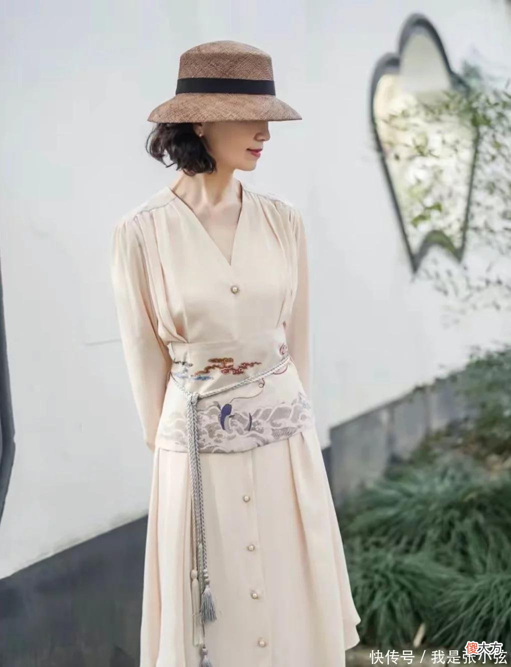 【时尚一点】女人到了五六十岁,到底该不该穿“花哨”衣服?分清这两点才高级