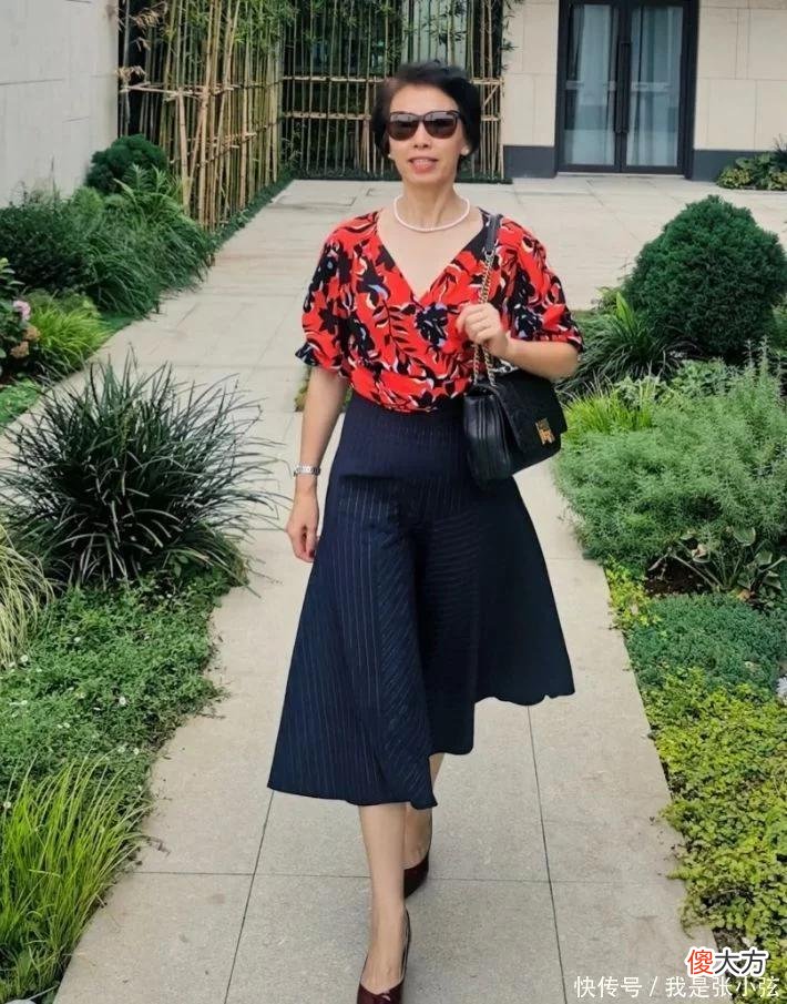 【时尚一点】女人到了五六十岁,到底该不该穿“花哨”衣服?分清这两点才高级