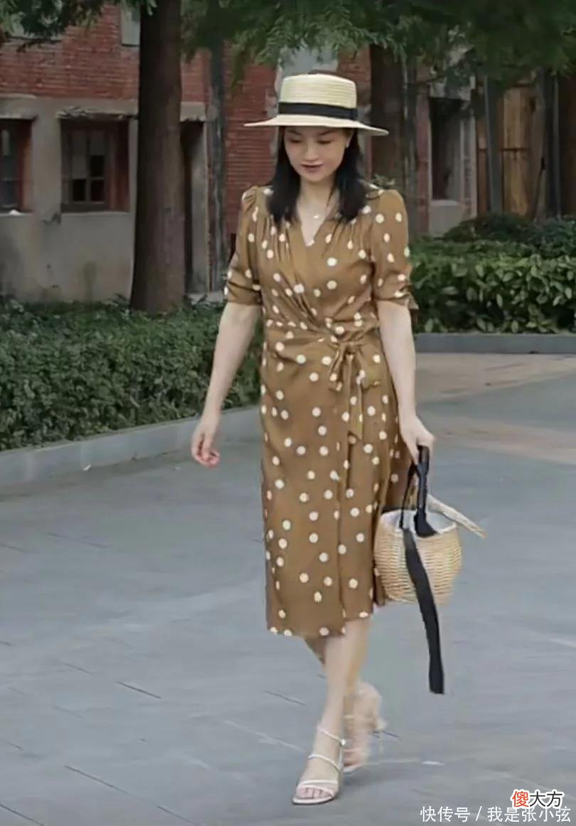【时尚一点】女人到了五六十岁,到底该不该穿“花哨”衣服?分清这两点才高级