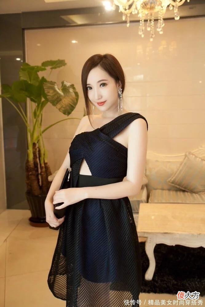 【时尚一点】穿着黑色连衣裙高跟鞋的美女，优雅高贵，时尚迷人