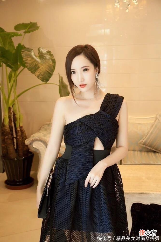 【时尚一点】穿着黑色连衣裙高跟鞋的美女，优雅高贵，时尚迷人