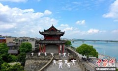 【爱历史】湖北襄阳:古城墙上练太极