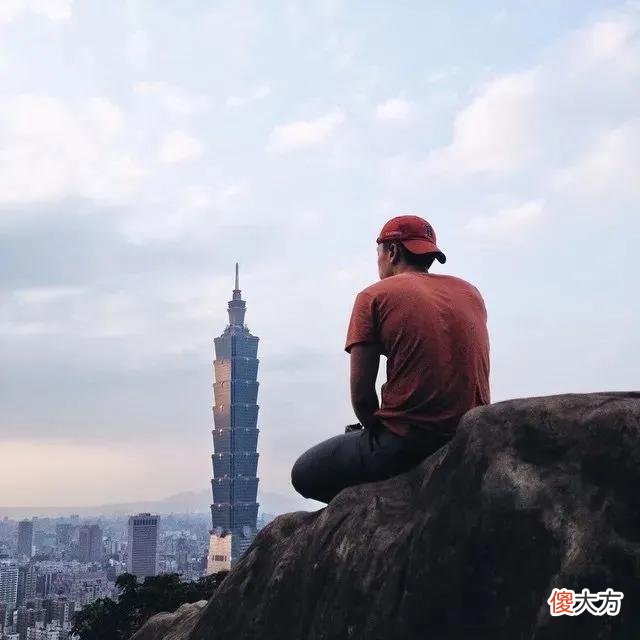 男生拍照姿势大全 男生用手机拍照什么姿势好