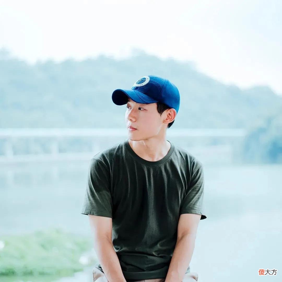 男生拍照姿势大全 男生用手机拍照什么姿势好