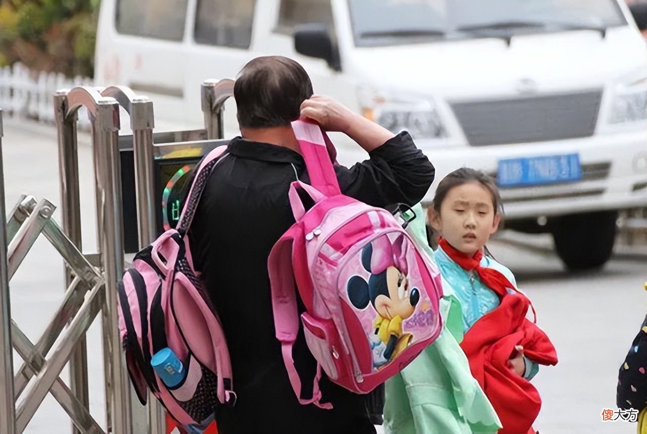 宝妈穿着古怪去接娃放学，遭儿子嫌弃不满：以后能不能别这么穿