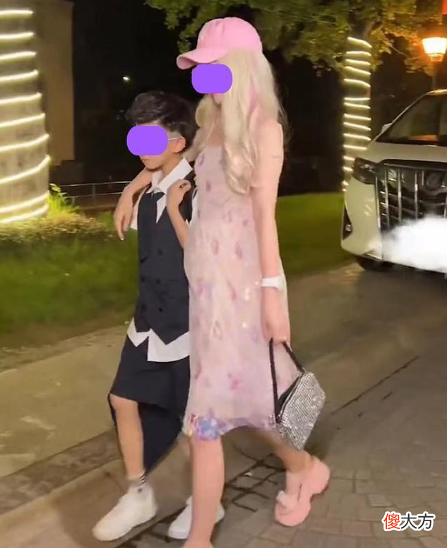 宝妈穿着古怪去接娃放学，遭儿子嫌弃不满：以后能不能别这么穿