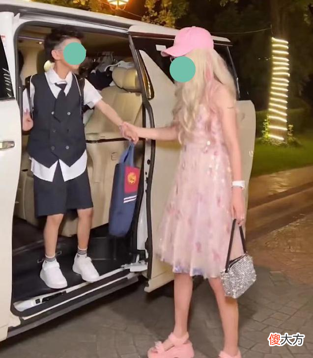 宝妈穿着古怪去接娃放学，遭儿子嫌弃不满：以后能不能别这么穿
