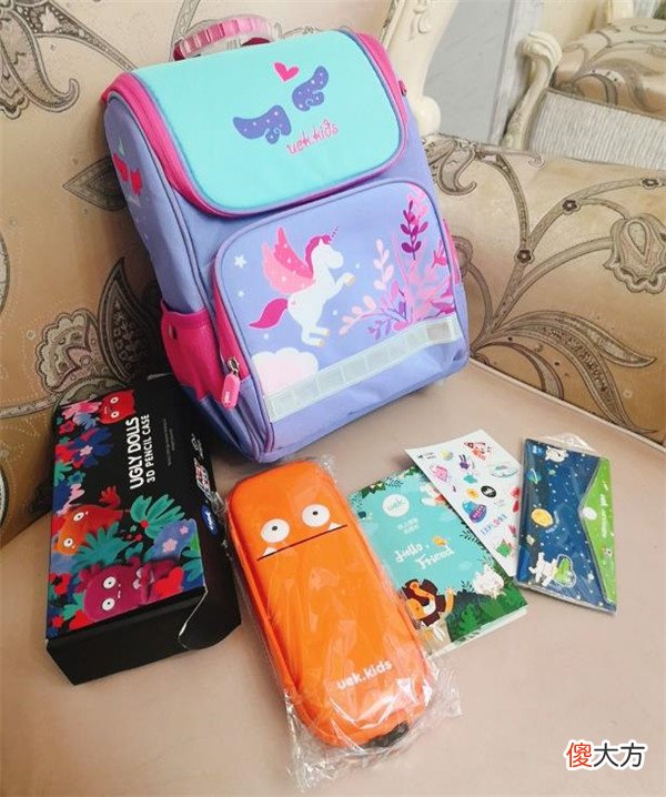 日本小学生书包都装了啥 日本 小学生 书包