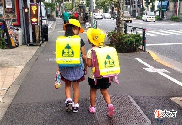 日本小学生书包都装了啥 日本 小学生 书包