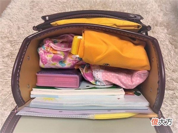 日本小学生书包都装了啥 日本 小学生 书包