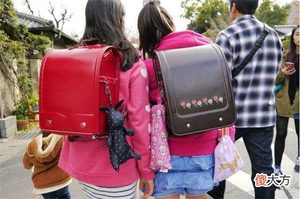 日本小学生书包都装了啥 日本 小学生 书包