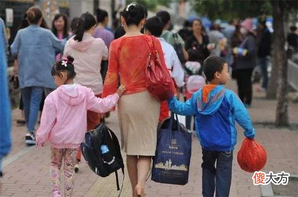 日本小学生书包都装了啥 日本 小学生 书包