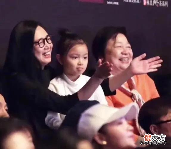 胡军很严厉地警告女儿我不允许你考全班第一名，严厉禁止,女儿很迷糊的问他为什么