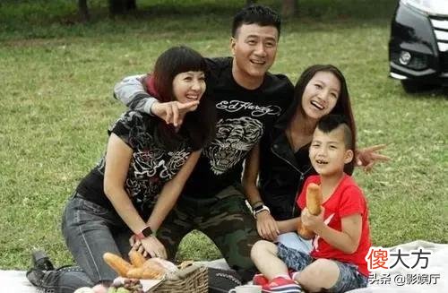 胡军很严厉地警告女儿我不允许你考全班第一名，严厉禁止,女儿很迷糊的问他为什么