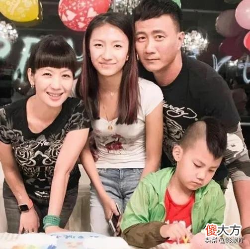 胡军很严厉地警告女儿我不允许你考全班第一名，严厉禁止,女儿很迷糊的问他为什么