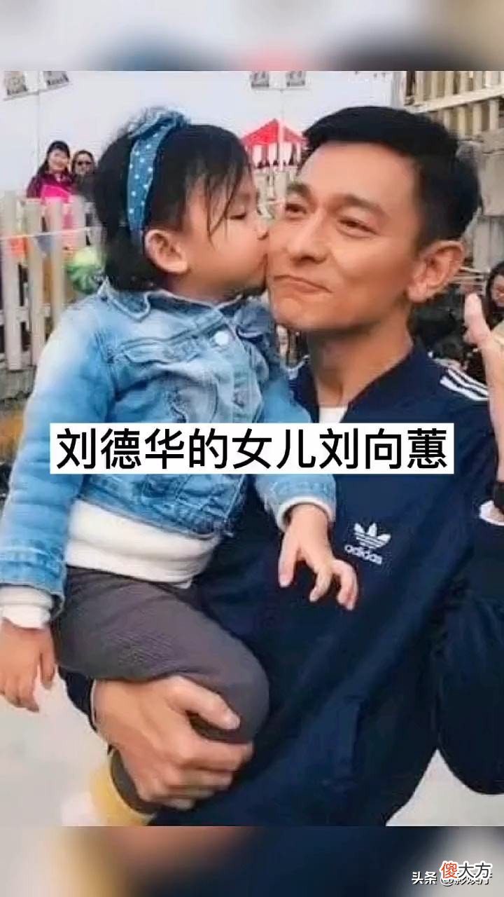 胡军很严厉地警告女儿我不允许你考全班第一名，严厉禁止,女儿很迷糊的问他为什么