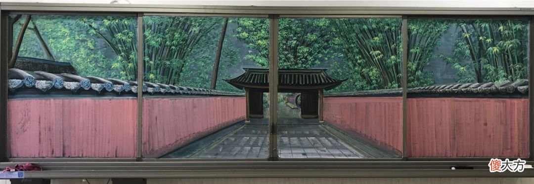 他用粉笔在黑板上画出了万里长城 他用粉笔在黑板上一笔一画地写着