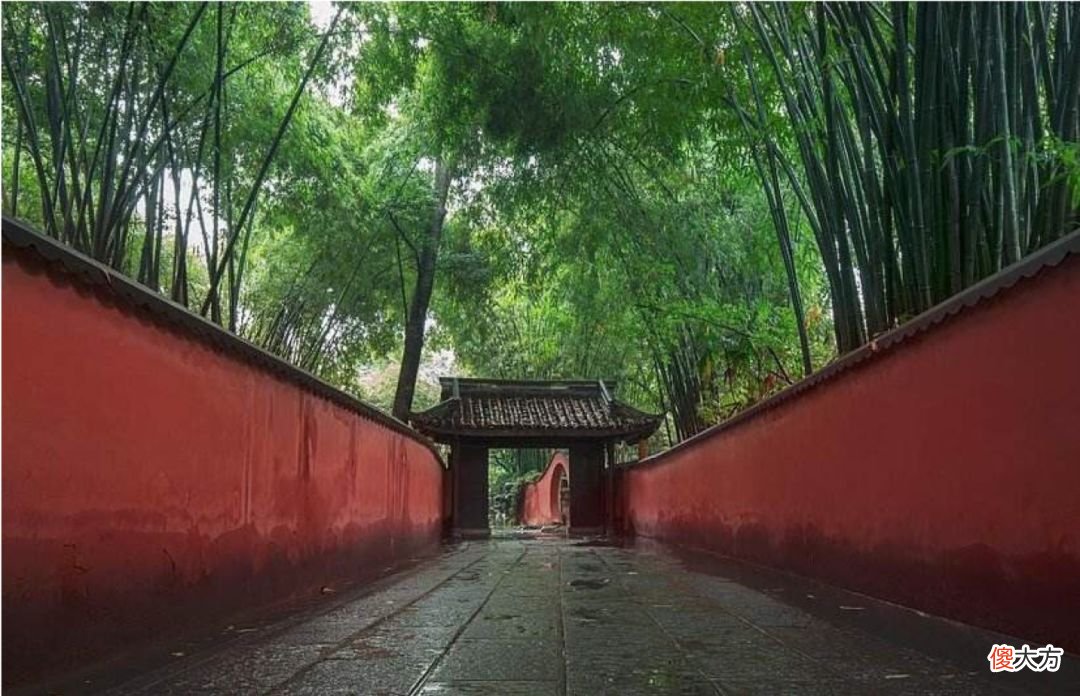 他用粉笔在黑板上画出了万里长城 他用粉笔在黑板上一笔一画地写着