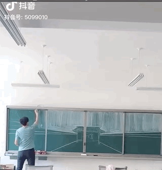 他用粉笔在黑板上画出了万里长城 他用粉笔在黑板上一笔一画地写着
