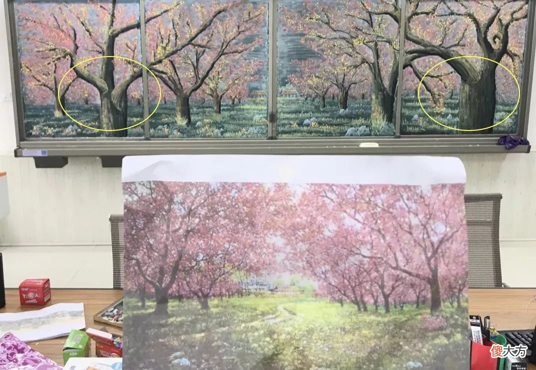 他用粉笔在黑板上画出了万里长城 他用粉笔在黑板上一笔一画地写着
