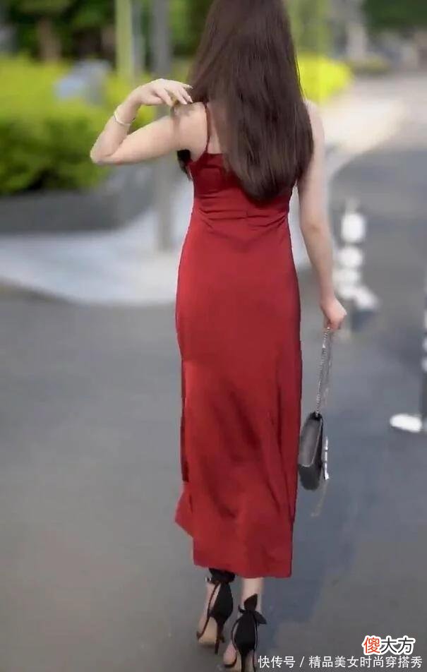 【时尚一点】酒红色的吊带裙，真丝质感，看着有种舒服的美