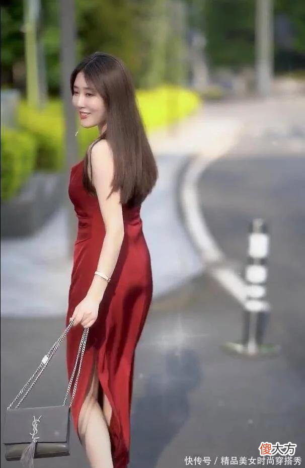 【时尚一点】酒红色的吊带裙，真丝质感，看着有种舒服的美