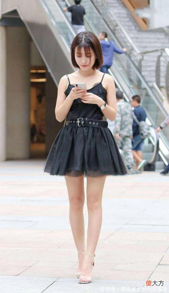 【时尚一点】街拍美女：吊带连衣裙搭高跟凉鞋，身姿曼妙展现都市女郎时尚气息