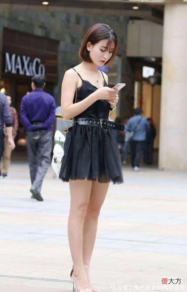 【时尚一点】街拍美女：吊带连衣裙搭高跟凉鞋，身姿曼妙展现都市女郎时尚气息