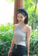 【时尚一点】浅灰色单肩背心搭配黑色休闲裤，显得青春有活力