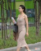 【时尚一点】穿连衣裙的小姐姐，传递出沁人心脾的美感，线条流畅