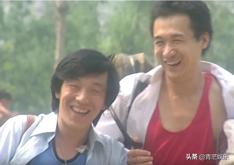 黄渤当时自己玩音乐，所以留了长发，那些艺术家不都是这样吗？不过我显得有些怪