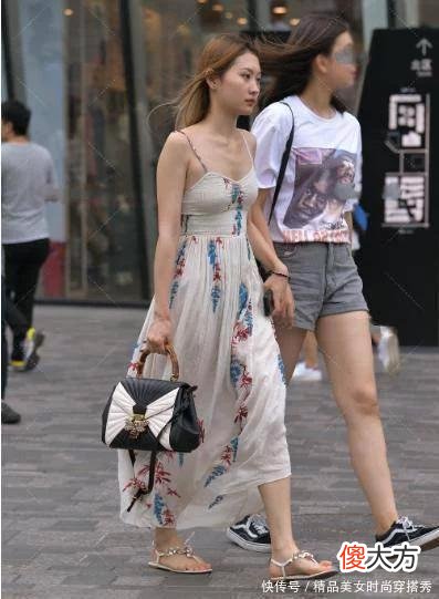 【时尚一点】印花吊带连衣裙搭配黑白配色手提包，设计独特，时尚简约