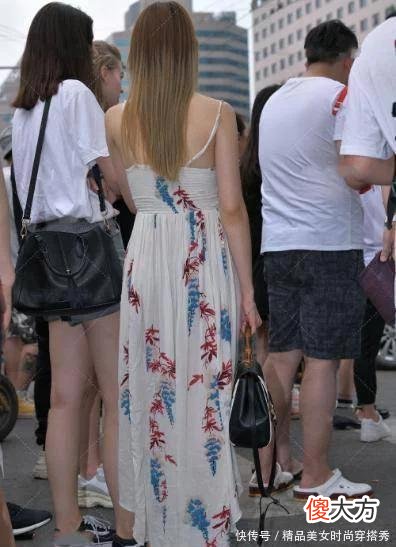 【时尚一点】印花吊带连衣裙搭配黑白配色手提包，设计独特，时尚简约