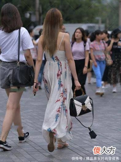 【时尚一点】印花吊带连衣裙搭配黑白配色手提包，设计独特，时尚简约