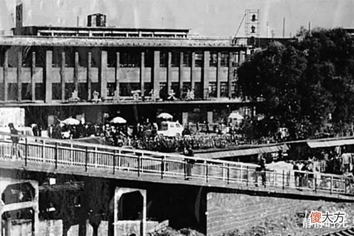 【爱历史】80年代秦皇岛老照片:老天桥,二宫,一中,人民影院,百货大楼