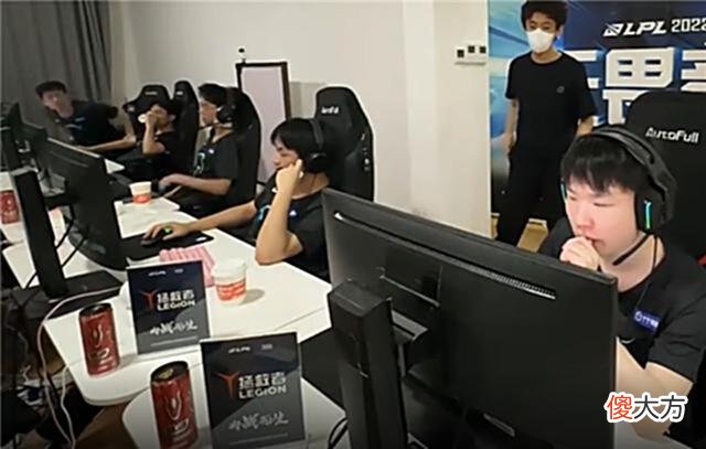 【游戏迷】BLG落败3队员擦眼泪？lqs的表情却让观众鼻酸：拔剑四顾心茫然